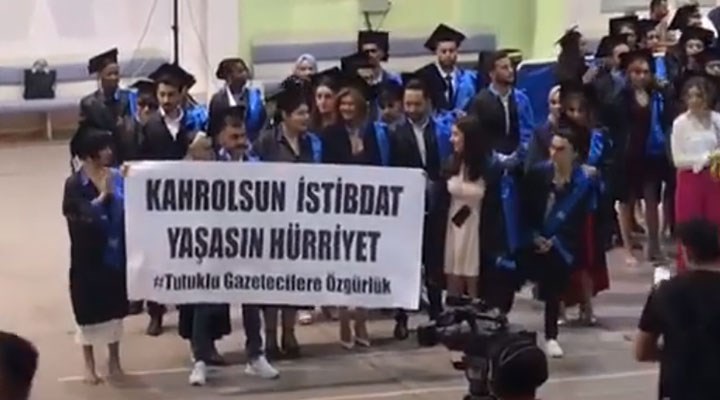 Ankara Üniversitesi rektörü, öğrencilerin pankartı açtığı töreni terk etti