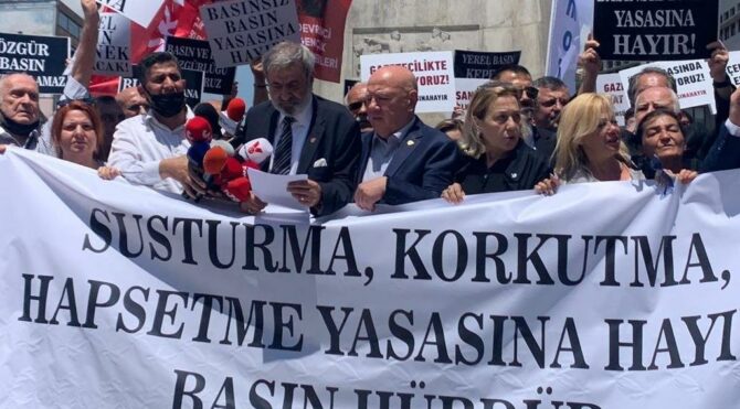Atatürk anıtı önünde 'sansür yasası' eylemi