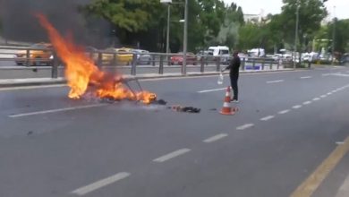 Atık işçisi Meclis önünde çekçekini yaktı