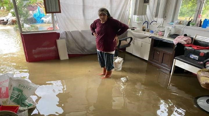Bartın'da sel taşkını: Birçok ev ve iş yerlerini su bastı