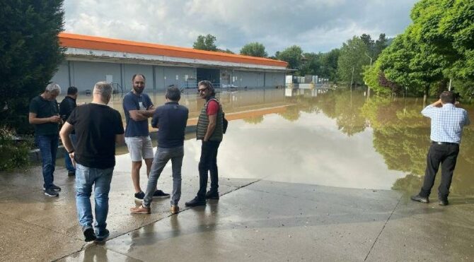 Bartın’da tekstil fabrikası sular altında kaldı