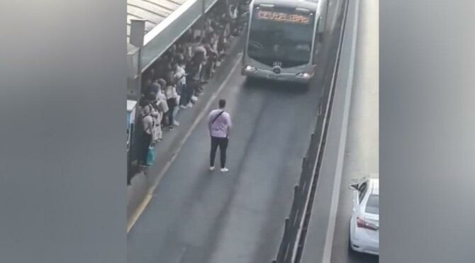 Beylikdüzü'nde durakta yoğunluk olunca yolcu metrobüsün önünde durdu