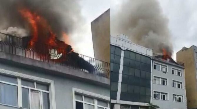 Beyoğlu'nda otelin çatısında yangın 