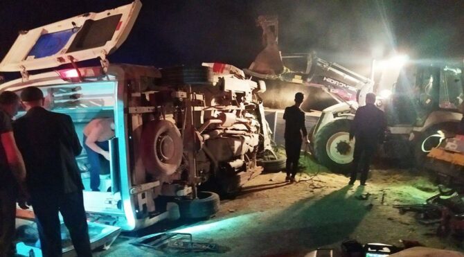 Bitlis'te ambulans, traktöre çarptı: 3'ü sağlıkçı 5 yaralı