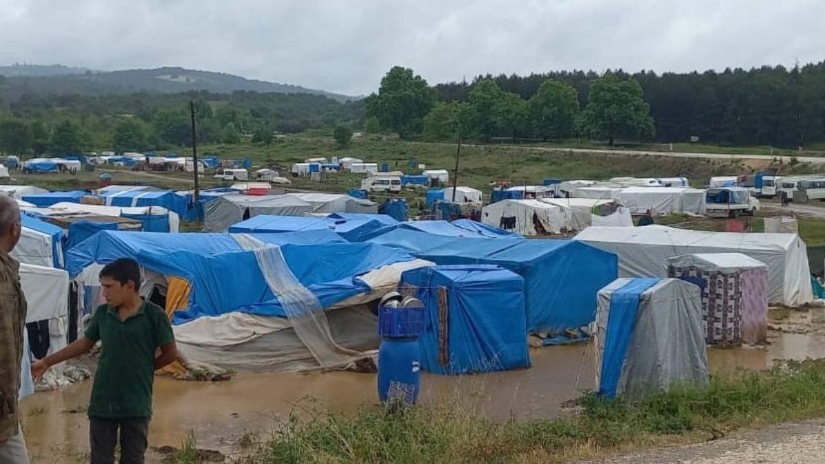 Bursa 500 işçinin kaldığı çadır kent sular altında kaldı