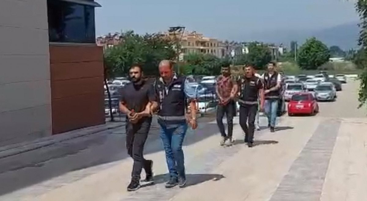 İzmir de çalıntı malı almayan esnaftan haraç isteyen 3 kişi tutuklandı #1