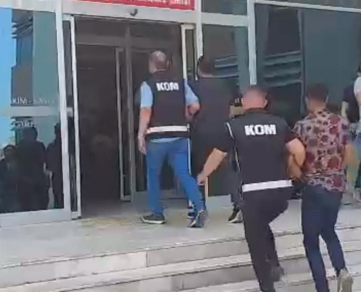 İzmir de çalıntı malı almayan esnaftan haraç isteyen 3 kişi tutuklandı #2