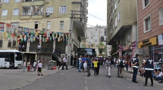 Diyarbakır'da 12 şüpheliye gözaltı