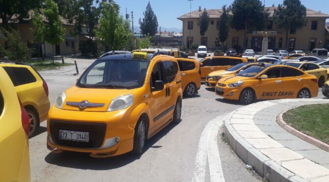 Elazığ'da taksiciler, akaryakıta gelen zamları protesto etti