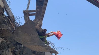 Elazığ'daki işçi Türk bayrağını molozlar arasından çıkardı