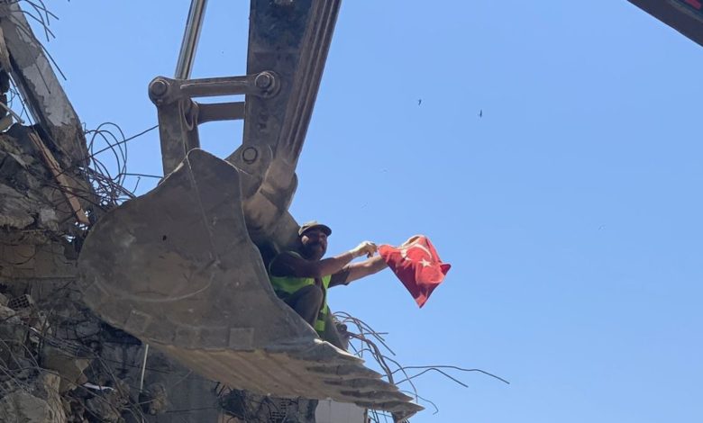 Elazığ'daki işçi Türk bayrağını molozlar arasından çıkardı