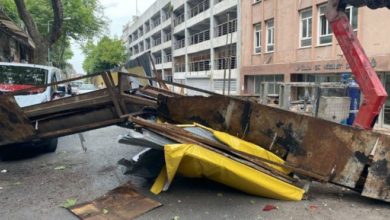 Fatih'te yıkılan binadan demir parça düştü: 1 yaralı