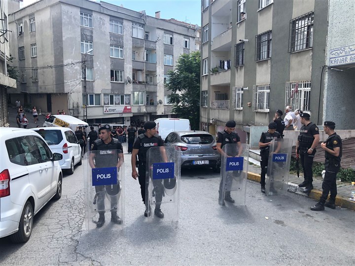 fetihtepe-de-kentsel-donusum-zorbaligi-suruyor-polis-evlerin-kapisini-kirarak-girdi-1035298-1.