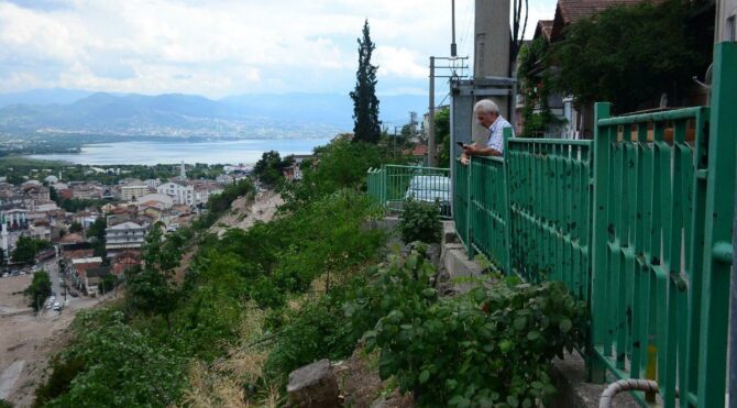 Gece vakti kesilen meyve ağaçları mahalleliyi isyan ettirdi