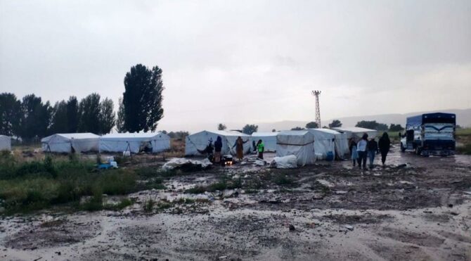 İşçilerin kaldığı çadırları sel bastı, 30 kişi canını zor kurtardı