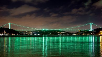 İstanbul’da köprüler, skolyoz hastalığı için ışıklandırıldı