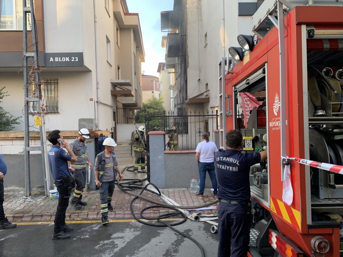 İstanbul da 4 katlı binada yangın: 2 kişi dumandan etkilendi #1