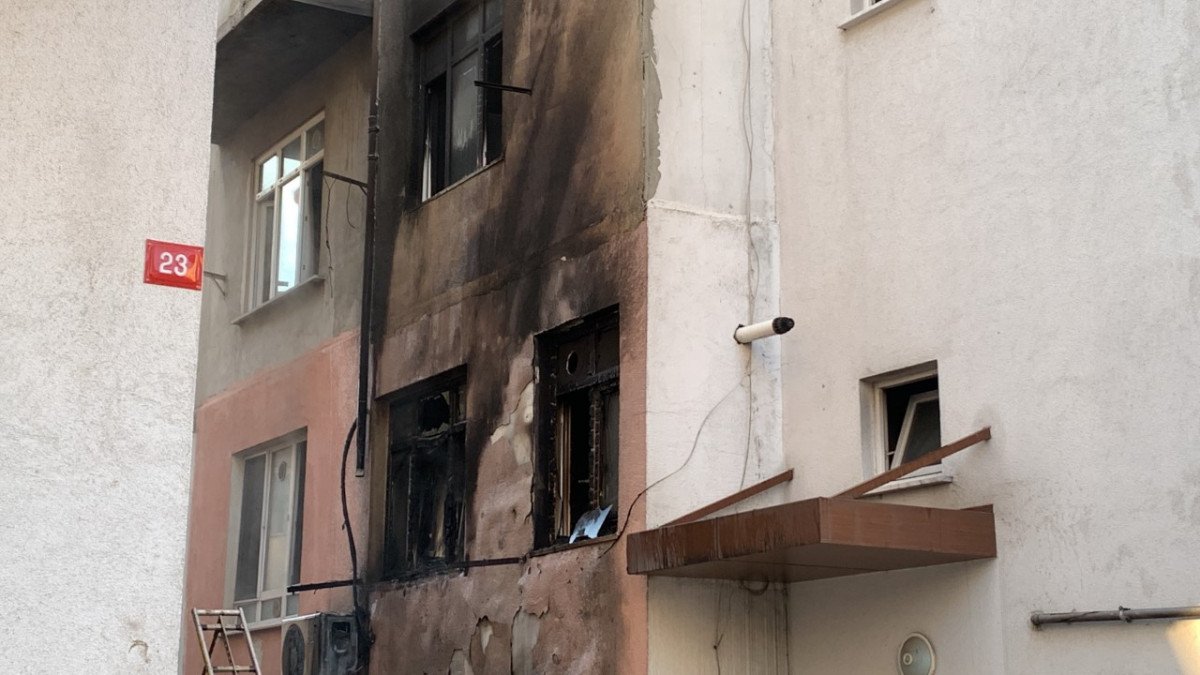 İstanbul da 4 katlı binada yangın: 2 kişi dumandan etkilendi #2