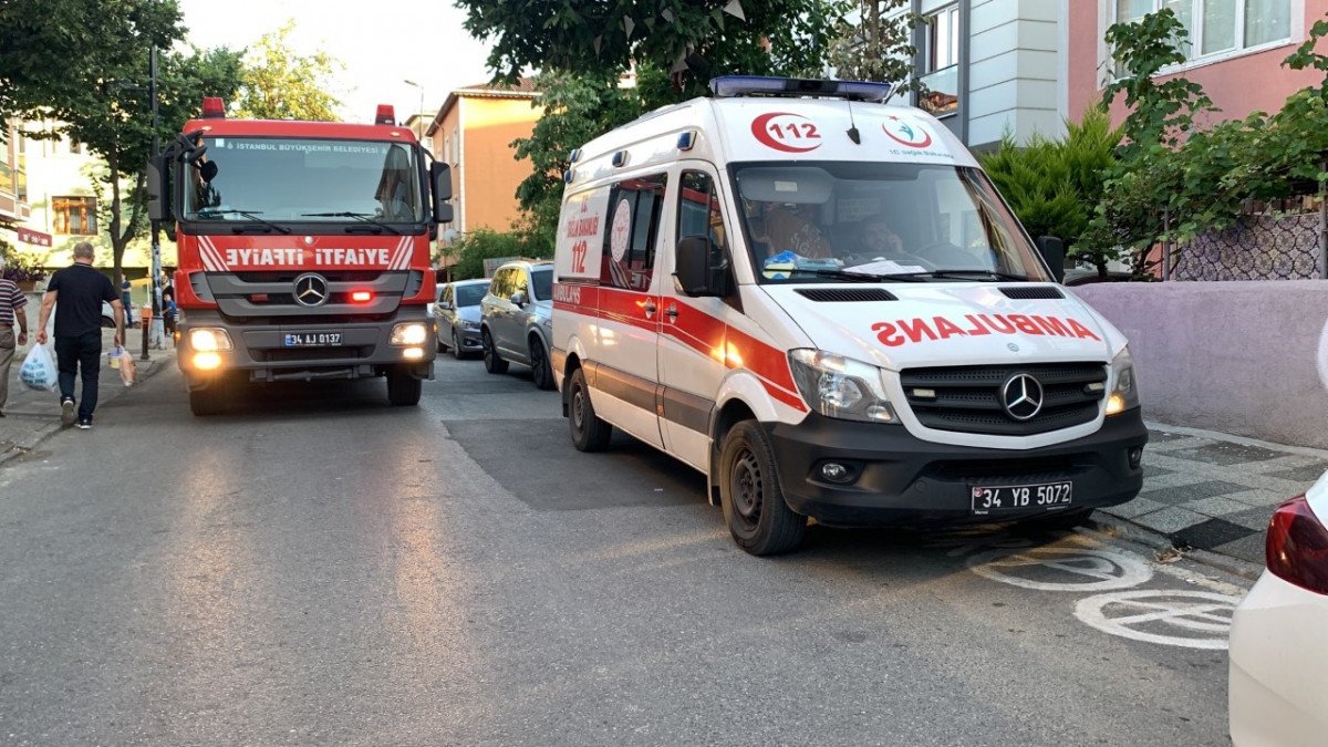 İstanbul da 4 katlı binada yangın: 2 kişi dumandan etkilendi #3