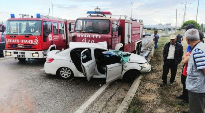 İtfaiye aracı ile otomobil çarpıştı: 3 ölü