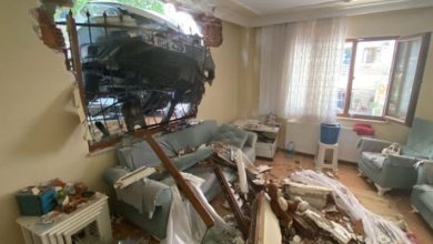 Kağıthane’de araç eve daldı: 3 çocuk yaralandı