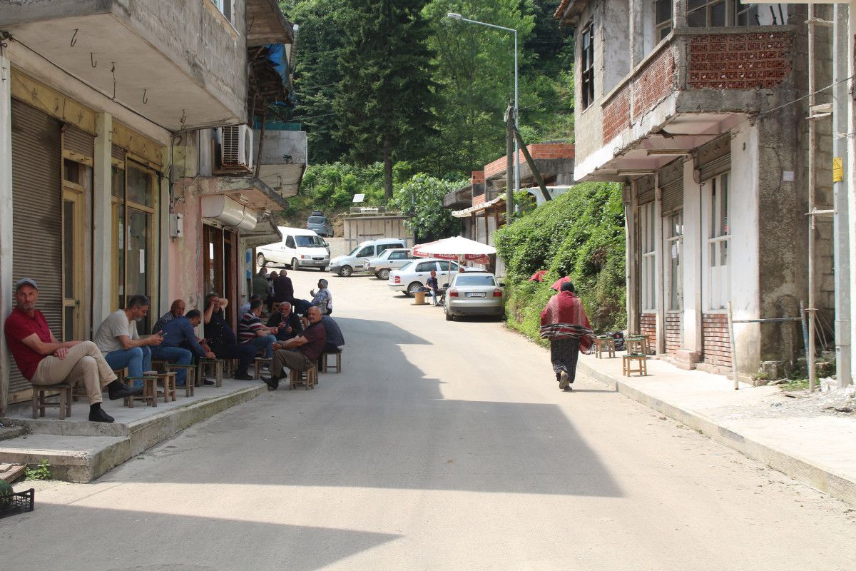 Rize de kahvehanenin sesinden rahatsız olan kişi, balkonuna duvar ördü #8