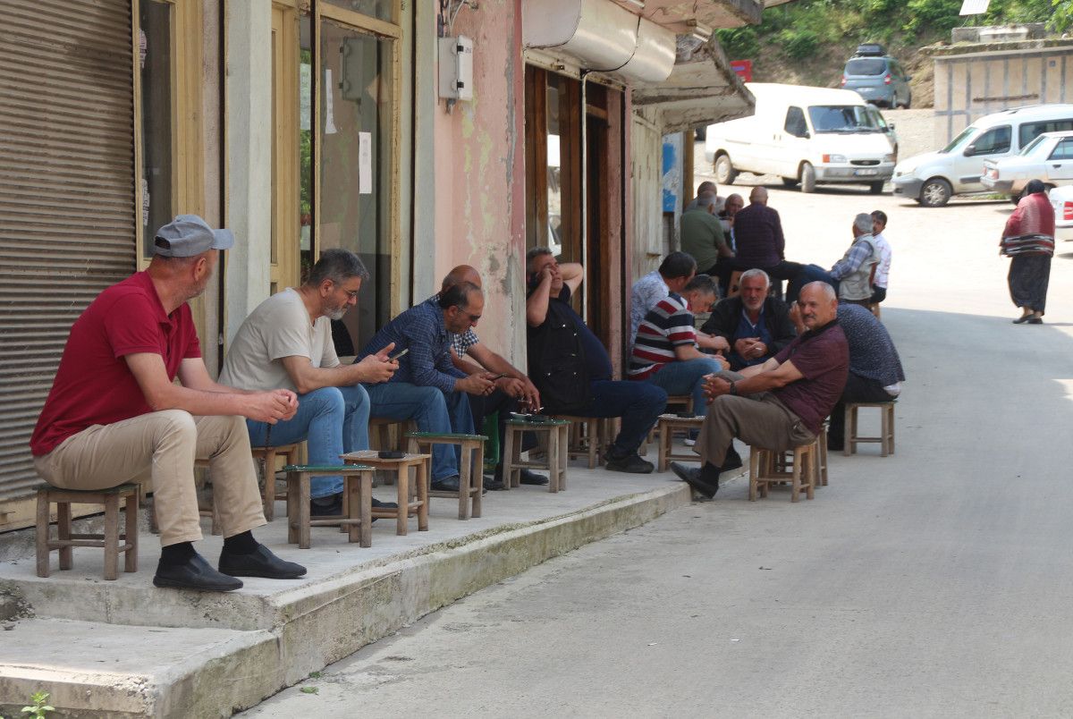 Rize de kahvehanenin sesinden rahatsız olan kişi, balkonuna duvar ördü #9