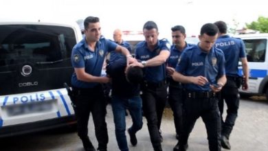 Kavgayı ayırmaya çalışan polis bıçaklandı