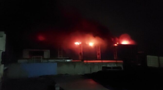 Kocaeli'deki toz boya fabrikasında yangın!
