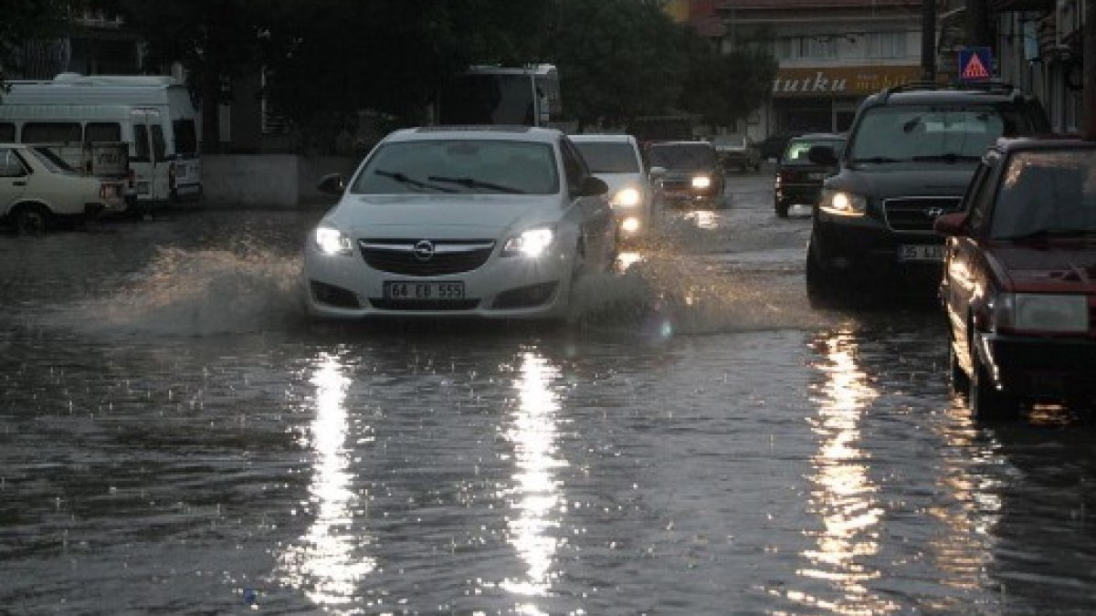 Manisa'da sağanak yağış hayatı olumsuz etkiledi