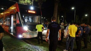 Otomobil tramvay hattına uçtu: Çarptığı ağaç olası faciayı önledi