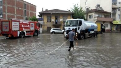 Samsun'da şiddetli yağmur: Caddeler göle döndü
