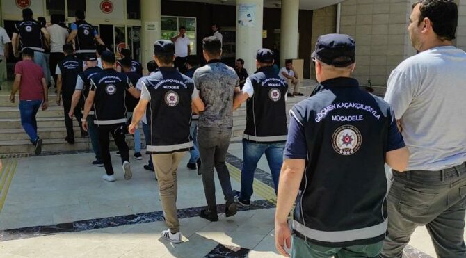 Şanlıurfa'da 36 kaçak göçmen yakalandı, 7 organizatöre gözaltı