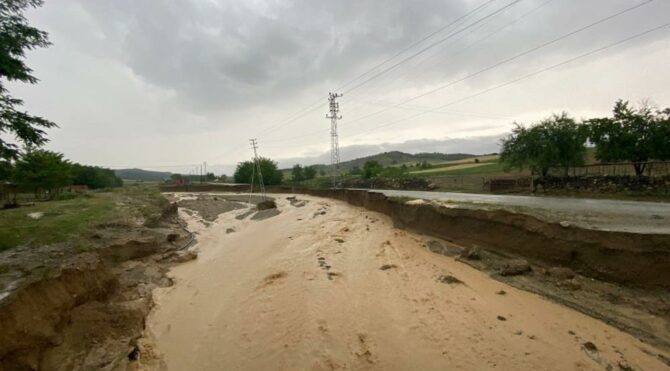 Sel yolları yolları yıktı, 8 köye ulaşım kapandı