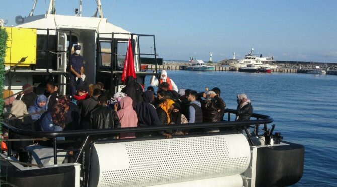 Şile açıklarındaki teknede 59 kaçak göçmen yakalandı 