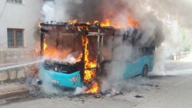 Sivas'ta park halindeki halk otobüsü alev alev yandı