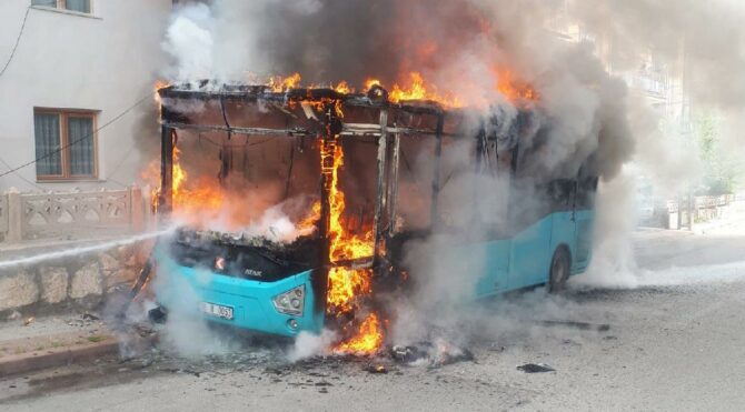 Sivas'ta park halindeki halk otobüsü alev alev yandı