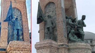 Taksim Cumhuriyet Anıtı'ndaki sancak direği kırıldı 