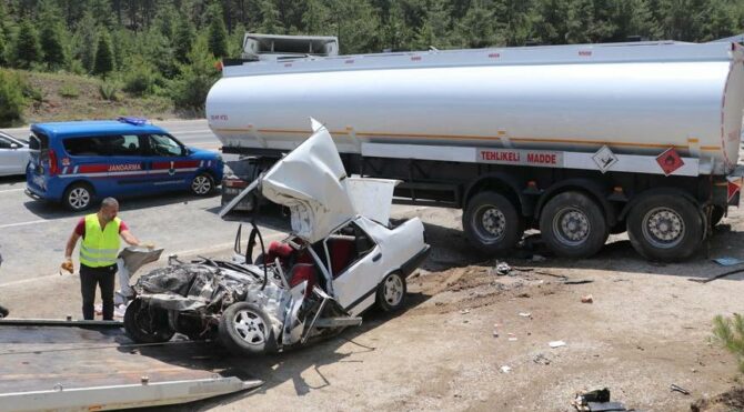 Tanker otomobile çarptı: 3 ölü, 2 ağır yaralı