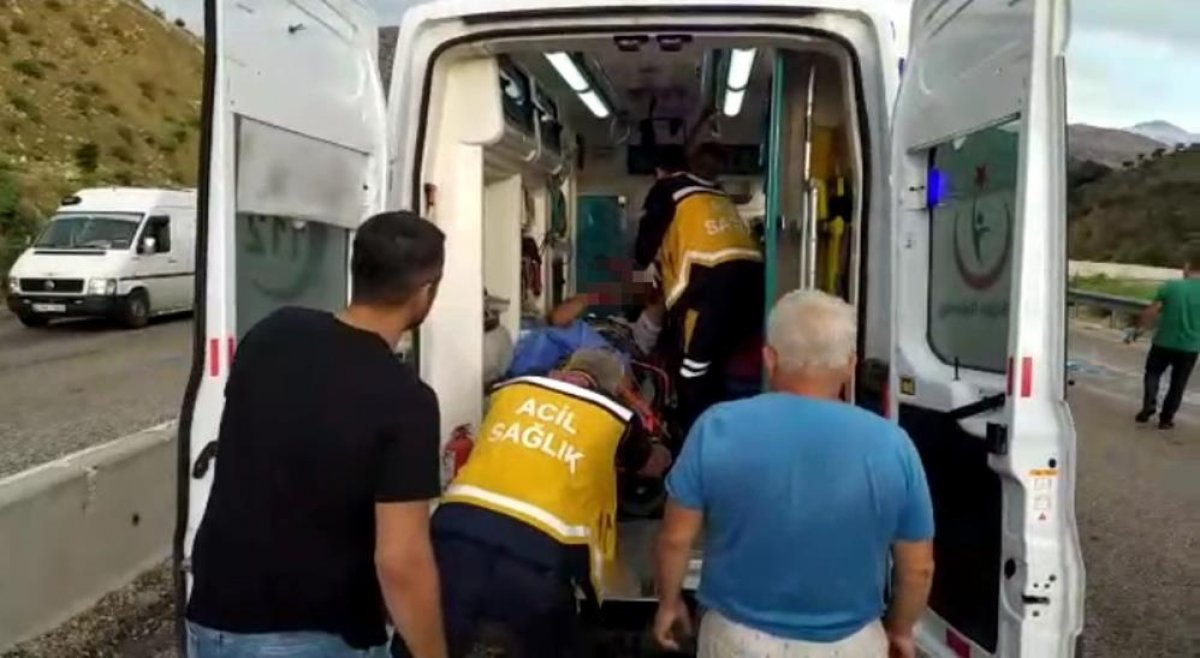 Antalya da turistleri taşıyan otobüs kaza yaptı: 1 ölü, 22 yaralı #2