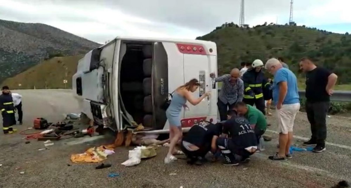 Antalya da turistleri taşıyan otobüs kaza yaptı: 1 ölü, 22 yaralı #3