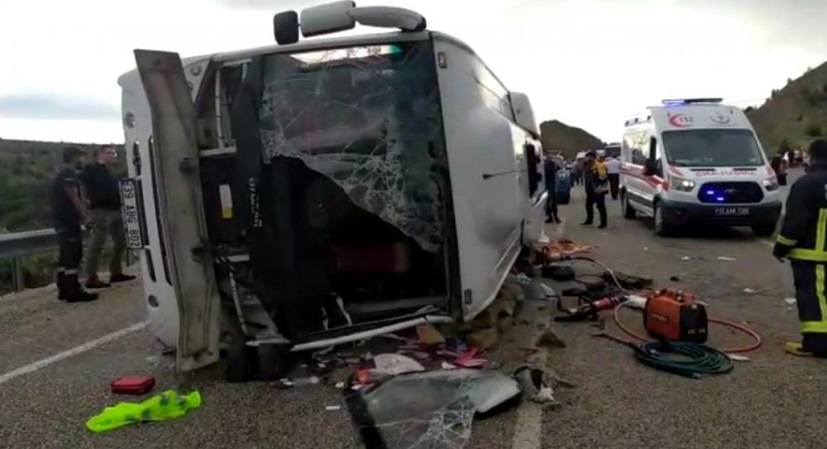 Antalya da turistleri taşıyan otobüs kaza yaptı: 1 ölü, 22 yaralı #4