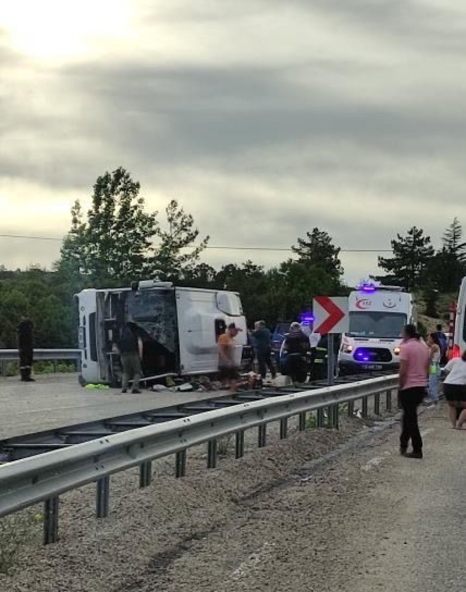 Antalya da turistleri taşıyan otobüs kaza yaptı: 1 ölü, 22 yaralı #5