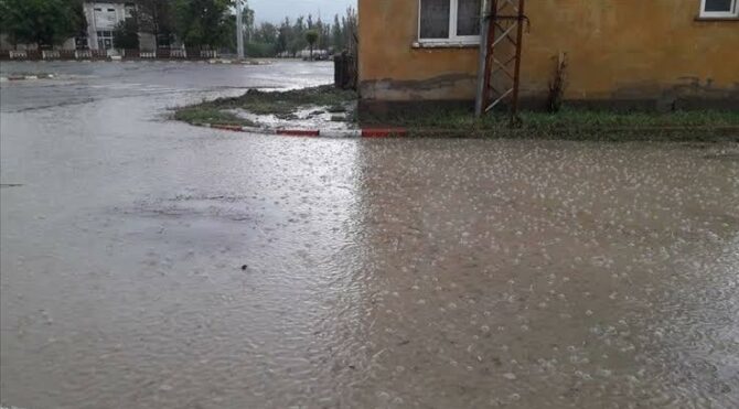 Yollar kapandı, evler ahırlar sular altında kaldı