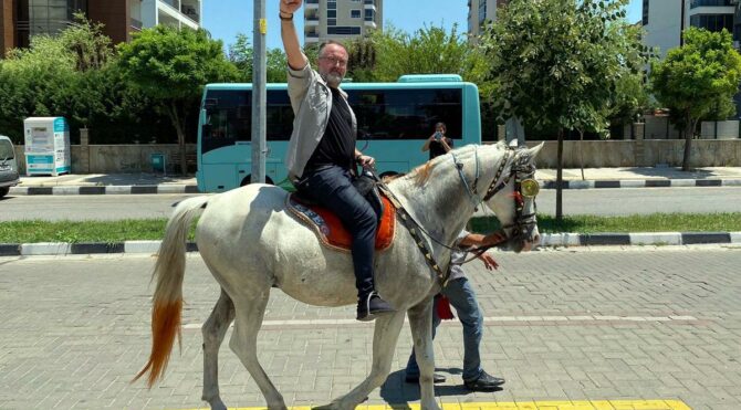 Zamları protesto etti, okula atla geldi