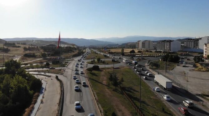 43 ilin geçiş noktasında trafik yoğunluğu