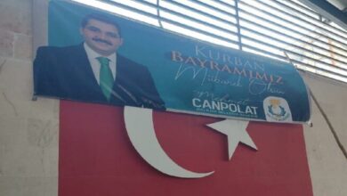 AKP’li başkanın pankartını Türk bayrağının üstüne astılar