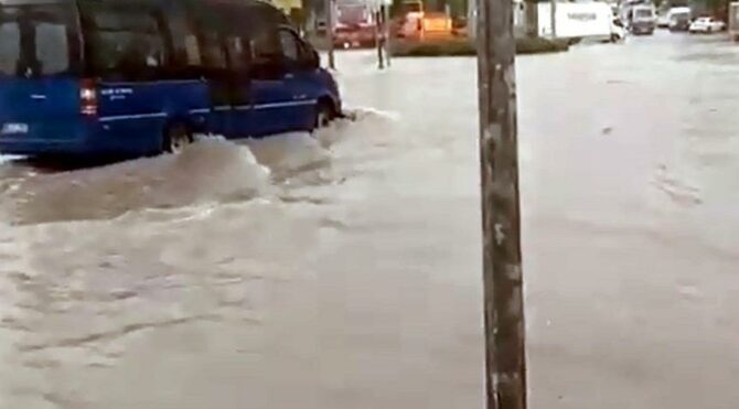 Ankara'da şiddetli yağış: İş yeri ve evleri su bastı