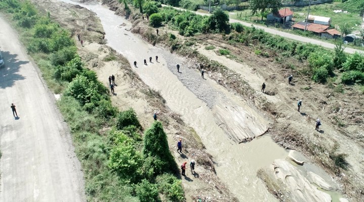 Düzce'de sele kapılan kepçe operatöründen acı haber