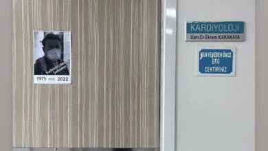 Ekrem Karakaya’nın odasının kapısına yürek burkan afiş